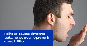 Homem de perfil, bocejando com a mão perto da boca.