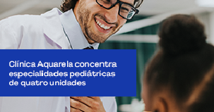 Médico examina paciente com estetoscópio durante consulta.