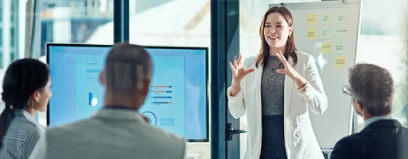 Trabalhadores sorridentes em reunião, representando os benefícios do Plano PME no bem-estar.