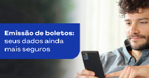 Homem com celular na mão.