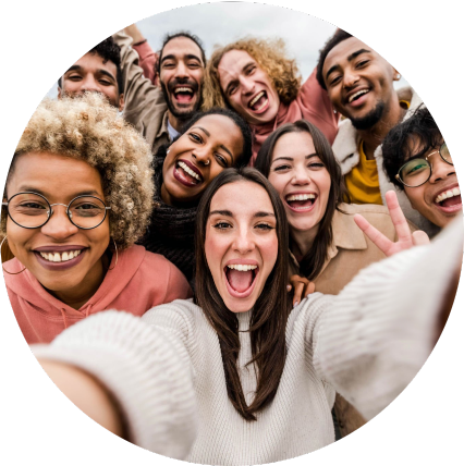 imagem de grupo de pessoas sorrindo