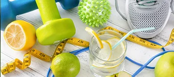 Mulher pensativa olhando para o horizonte com semblante sério